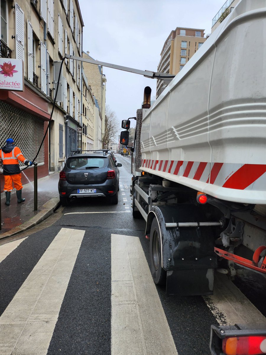 Vraie question <a href="/Ville_BoulogneB/">Ville de Boulogne-Billancourt</a> et <a href="/pcbaguet/">PC BAGUET</a>?
Combien dépense-t-on de litres d'eau pour nettoyer des trottoirs ce lundi de pluie quand on parle de sécheresse et d'urgence climatique comme jamais connue??
Et quelle pertinence?
Qu'en pensez vous <a href="/Ecologie_Gouv/">Ministères Territoires Écologie</a> <a href="/bechu/">Heru Changcut Ranger ❤️ Memecoin</a>  ???