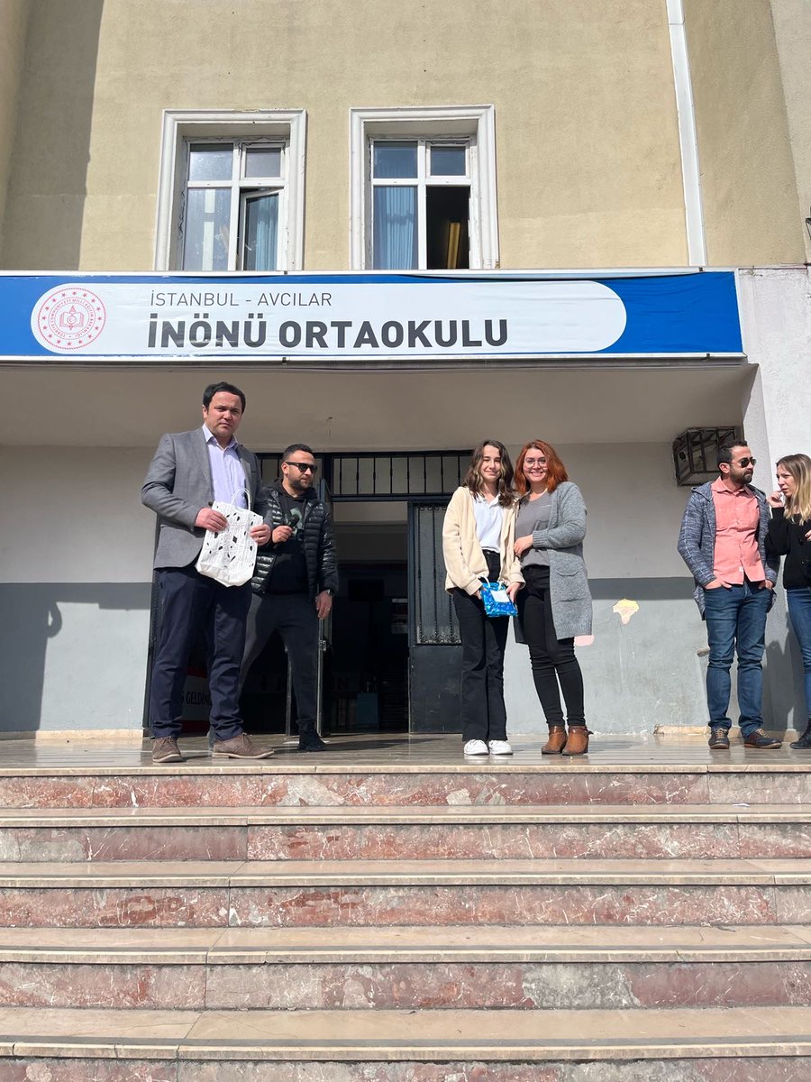 Çanakkale Zaferi ve Çanakkale Şehitlerini  Anma konulu şiir yarışmasında Avcılar 1. Olan öğrencimiz Seher Ertonga ödülünü Türkçe Öğretmenimiz Nazan Aydindağ'ın elinden aldı. <a href="/CevatDervisoglu/">Cevat Dervişoğlu</a> , <a href="/Avcilarilcemem/">Avcılar İlçe Millî Eğitim Müdürlüğü</a>