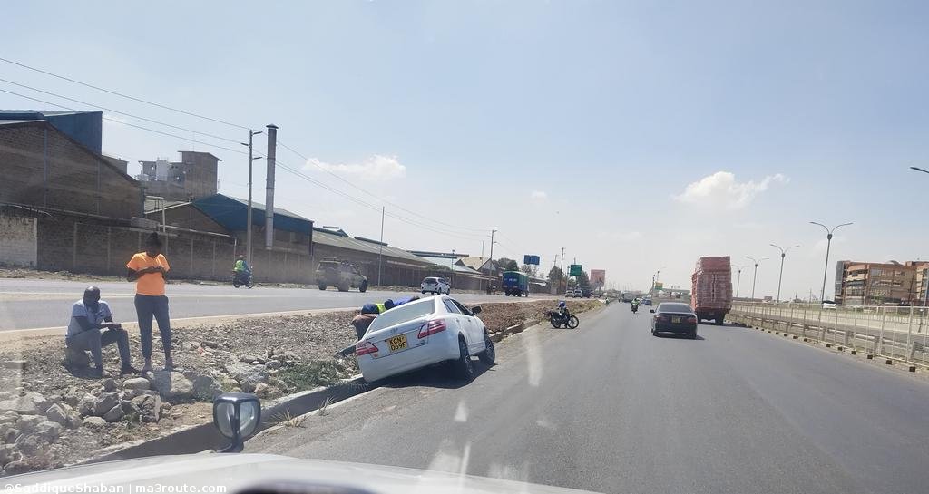 Ma3Route's tweet image. 12:34 Can&apos;t park there... #MombasaRoad   via @SaddiqueShaban