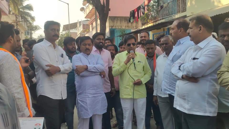 KBP_Smg's tweet photo. ಕಾಂಗ್ರೆಸ್ ಅಧಿಕಾರಕ್ಕೆ ಬಂದಲ್ಲಿ ಕುಟುಂಬದ ಪ್ರತಿ ಮಹಿಳೆಗೆ ಪ್ರತಿ ತಿಂಗಳು ರೂ. 2,000 ಪಾವತಿಸುವ #ಗೃಹಲಕ್ಷ್ಮಿ ಹಾಗೂ ಪ್ರತಿ ಮನೆಗೂ 200 ಯುನಿಟ್ ವಿದ್ಯುತ್  ಉಚಿತವಾಗಿ ನೀಡುವ #ಗೃಹಜ್ಯೋತಿ ಯೋಜನೆಗಳ #CongressGuarantee ಕಾರ್ಡ್ ಗಳನ್ನು ನನ್ನ ಮತಕ್ಷೇತ್ರದ ಶಿವಮೊಗ್ಗದಲ್ಲಿ ವಿತರಿಸಲಾಯಿತು. https://t.co/Le90MBBd5e