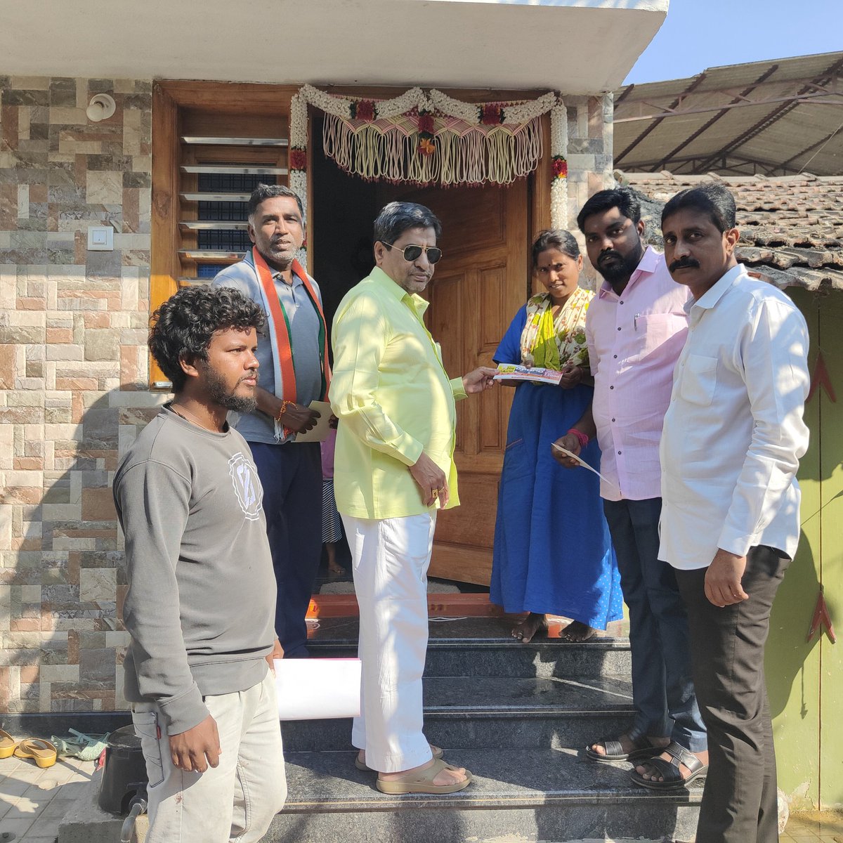 KBP_Smg's tweet photo. ಕಾಂಗ್ರೆಸ್ ಅಧಿಕಾರಕ್ಕೆ ಬಂದಲ್ಲಿ ಕುಟುಂಬದ ಪ್ರತಿ ಮಹಿಳೆಗೆ ಪ್ರತಿ ತಿಂಗಳು ರೂ. 2,000 ಪಾವತಿಸುವ #ಗೃಹಲಕ್ಷ್ಮಿ ಹಾಗೂ ಪ್ರತಿ ಮನೆಗೂ 200 ಯುನಿಟ್ ವಿದ್ಯುತ್  ಉಚಿತವಾಗಿ ನೀಡುವ #ಗೃಹಜ್ಯೋತಿ ಯೋಜನೆಗಳ #CongressGuarantee ಕಾರ್ಡ್ ಗಳನ್ನು ನನ್ನ ಮತಕ್ಷೇತ್ರದ ಶಿವಮೊಗ್ಗದಲ್ಲಿ ವಿತರಿಸಲಾಯಿತು. https://t.co/Le90MBBd5e