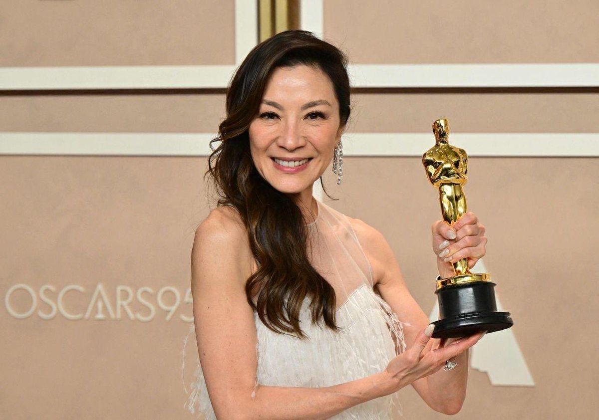klasiksms's tweet photo. “Ladies, don’t let anybody tell you you are past your prime,” said Yeoh, who at 60 was the oldest nominee in her category. “For all the little boys and girls who look like me watching tonight, this is a beacon of hope and possibilities.” Congratulation to Dato Michelle Yeoh https://t.co/92vR1dCVSs