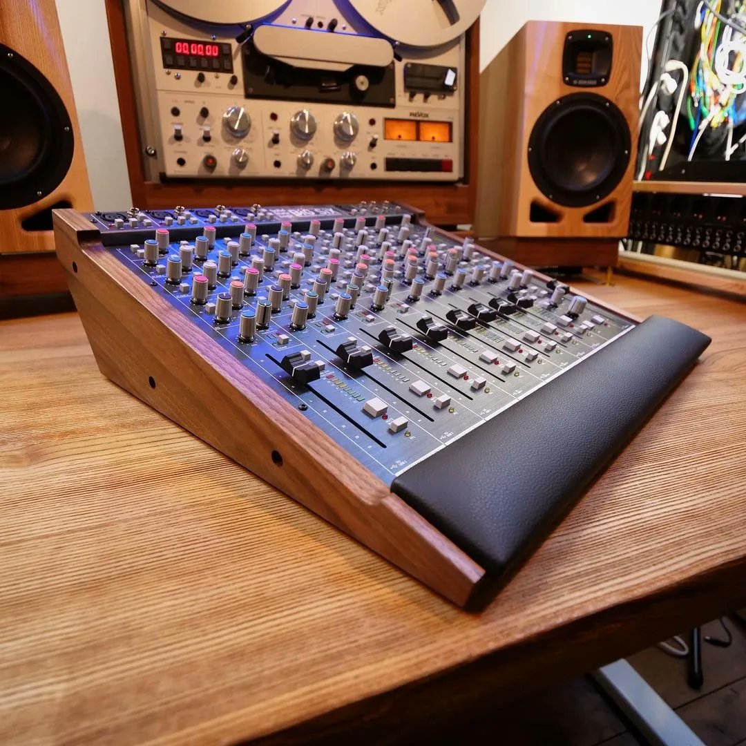 ChandraComID's tweet photo. #Repost @solidstatelogic 
——
Latest hybrid production tools, classic console look. 

Shout to our friends @mixingtable

#SSL #BiGSiX #SSLStudio #AdvancedWorkflow #HybridWorkflow #SolidStateLogic #MusicProduction #ContentCreation #PostProduction #Mixer #USBaudioInterface https://t.co/sQrw5QDCWJ