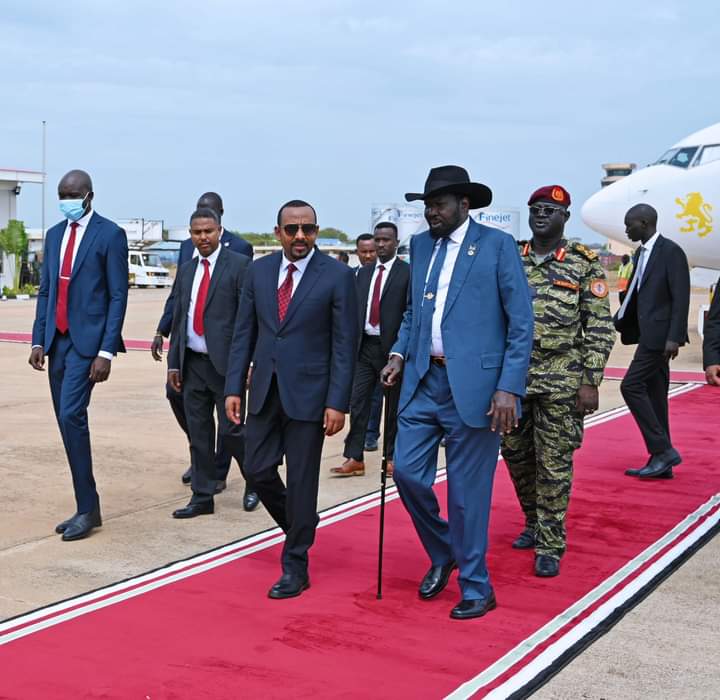 SouthSudanGov's tweet photo. #Juba | President Salva Kiir receives Ethiopian Prime Minister Abiy Ahmed Ali upon arrival at Juba International Airport. @mfaethiopia 🇸🇸🇪🇹

#SouthSudan #DiplomacySS https://t.co/ivooCatrP8