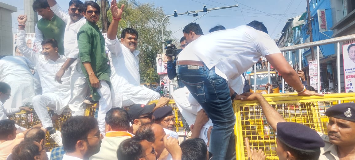ManojChawla223's tweet photo. प्रदेश कांग्रेस अध्यक्ष कमलनाथ जी के नेतृत्व में भाजपा के जंगलराज के खिलाफ राजभवन घेराव।
@INCIndia @OfficeOfKNath https://t.co/zCQhuk5Wg4