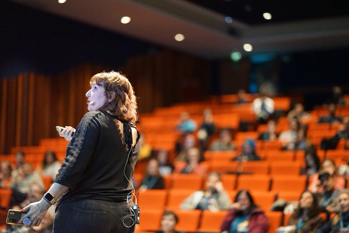 Y bueno...mi primera charla...

Siempre he sido de las que hablaban mucho en clase, que se sentaba al final de todo con "los gamberros" y luego sacaba notazas...Será por eso que lo de subirme a un escenario me cuesta

wordpress.tv/2023/03/12/el-…