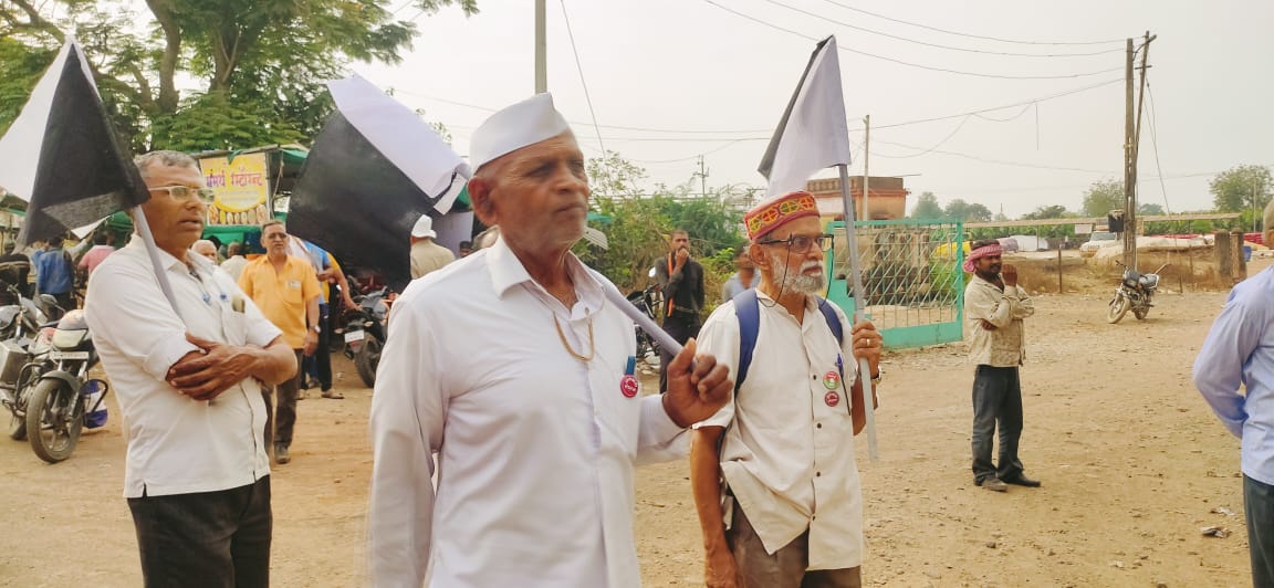 KisanputraA's tweet photo. ठरल्याप्रमाणे 13 मार्चला सकाळी श्रद्धांजली सभा होऊन पदयात्रेला सुरुवात झाली. शेतकरी स्वातंत्र्याचे वीर पदयात्रेत सामील झाले आहेत. #19March #Fast_for_feeder #अन्नदात्यासाठी_अन्नत्याग #schedule_9 #ECA #LAC #LCA #antifarmerlaws #न्यायबंदी #पदयात्रा https://t.co/oDBFIliBva