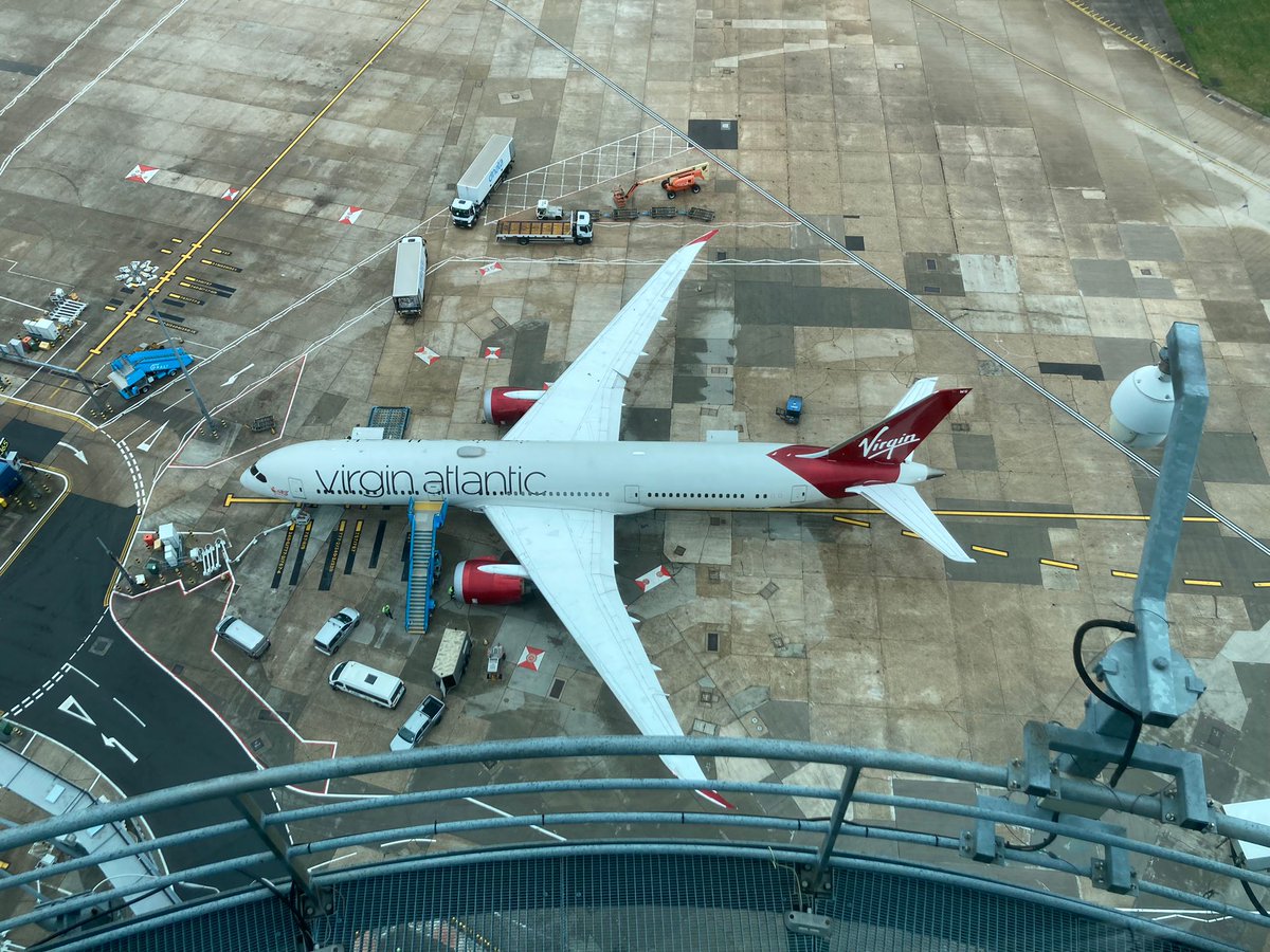 Feeling grumpy this Monday afternoon because I'm not looking at views like this from @NATS at @HeathrowAirport 😮‍💨 #AvGeek #Heathrow #towertour