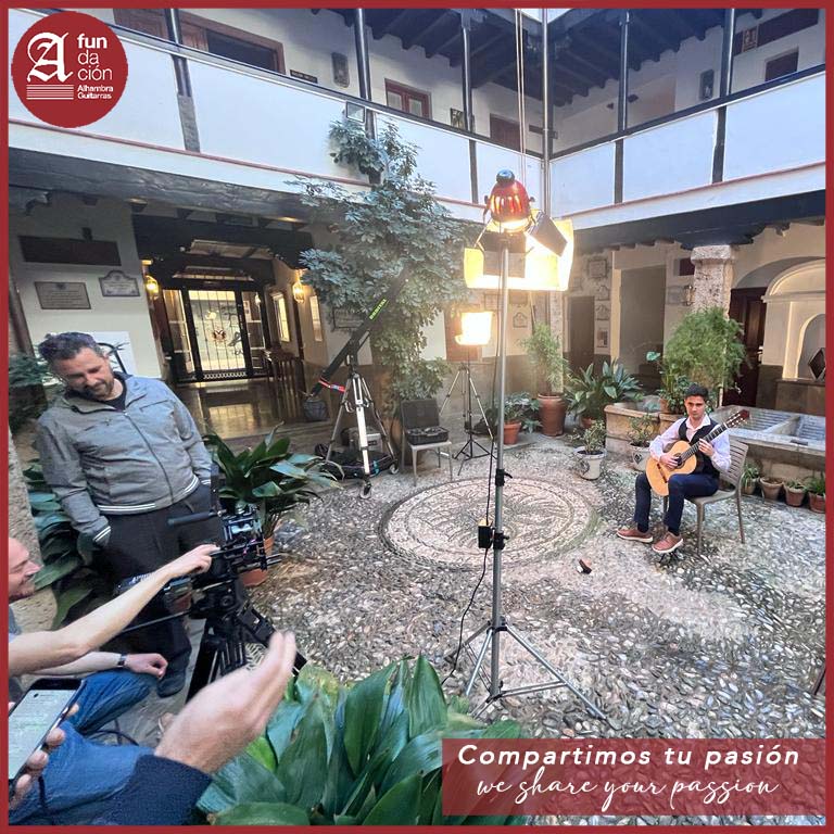 Queremos agradecer y felicitar a todo el equipo técnico y musical de Granada que ha participado en la grabación del CD y video de Ausiàs Parejo, ganador del XV CIGA en 2022.
Realizado con una guitarra construida por el Luthier Javier Mengual con tapa de Pino Alemán.