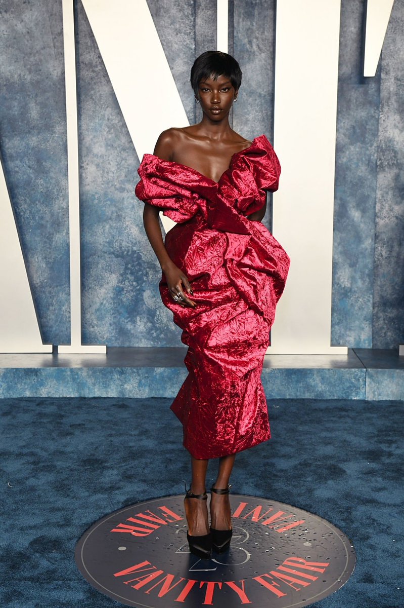 jacquemusx's tweet photo. You guessed it: here’s a thread with my favourite looks from the Vanity Fair Oscar After Party!! 👀 https://t.co/JvxOR6z3nl