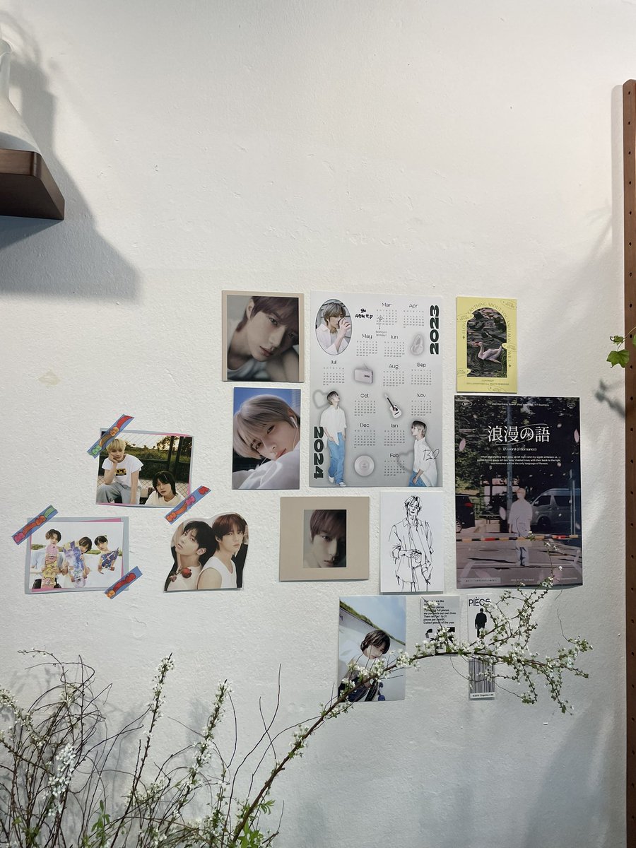 gomdol__maltese's tweet photo. 📍시즈더플라워

딱 들어가자마자 범규의 you!가 흘러나오면서 포근한 범규 감성이..🥹 범규의 그 따뜻함이 어떻게 그렇게 고스란히 느껴지는지 너무 행복한 공간이었습니다..🤍 
#낭만의낱말
#romancefor_beomgyu https://t.co/QoFzK46HeY
