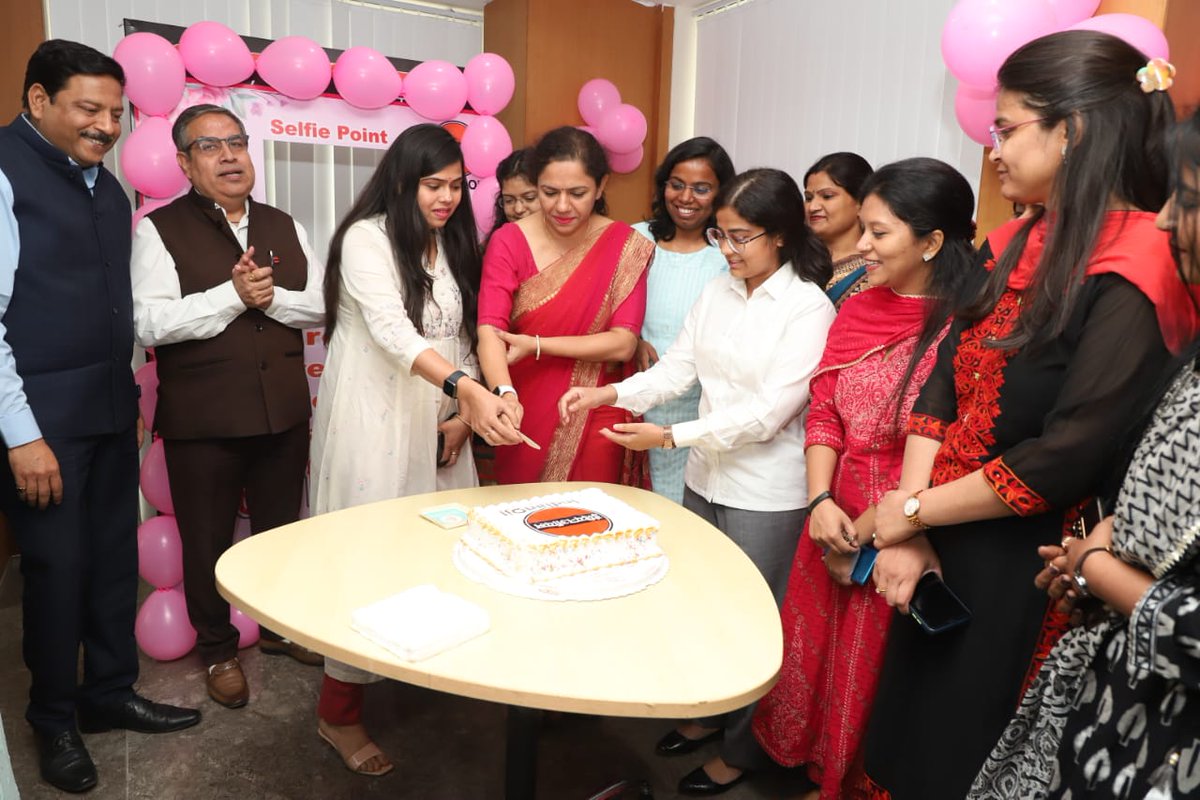 IOCL_UP's tweet photo. Ceremonial cake cutting ceremony took place on the occasion of #IWD at @IOCL_UP. Mr. Sanjiv kakkar, ED&amp;SH, UPSO-1 along with Mr. Rajesh Singh, ED(RS), UPSO-1 participated in the celebrations which were graced by the #NariShakti of UPSO-1, at Lucknow. https://t.co/yrmhAcCd3A
