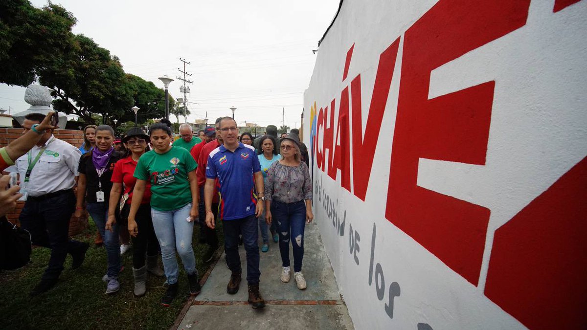 #EnFotos 📸 | Así se desarrolló la Jornada Integral de Amor en Acción en la Cancha de la Urbanización Rodríguez Domínguez.
🎂Donde también cantamos cumpleaños a nuestros #CLAP. Muestra de la resistencia heroica de nuestro pueblo ante el Bloqueo.

#PsuvBarinas 
#ChávezDelMundo