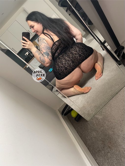 Can you tell im not wearing panties?? https://t.co/alYU71MX17