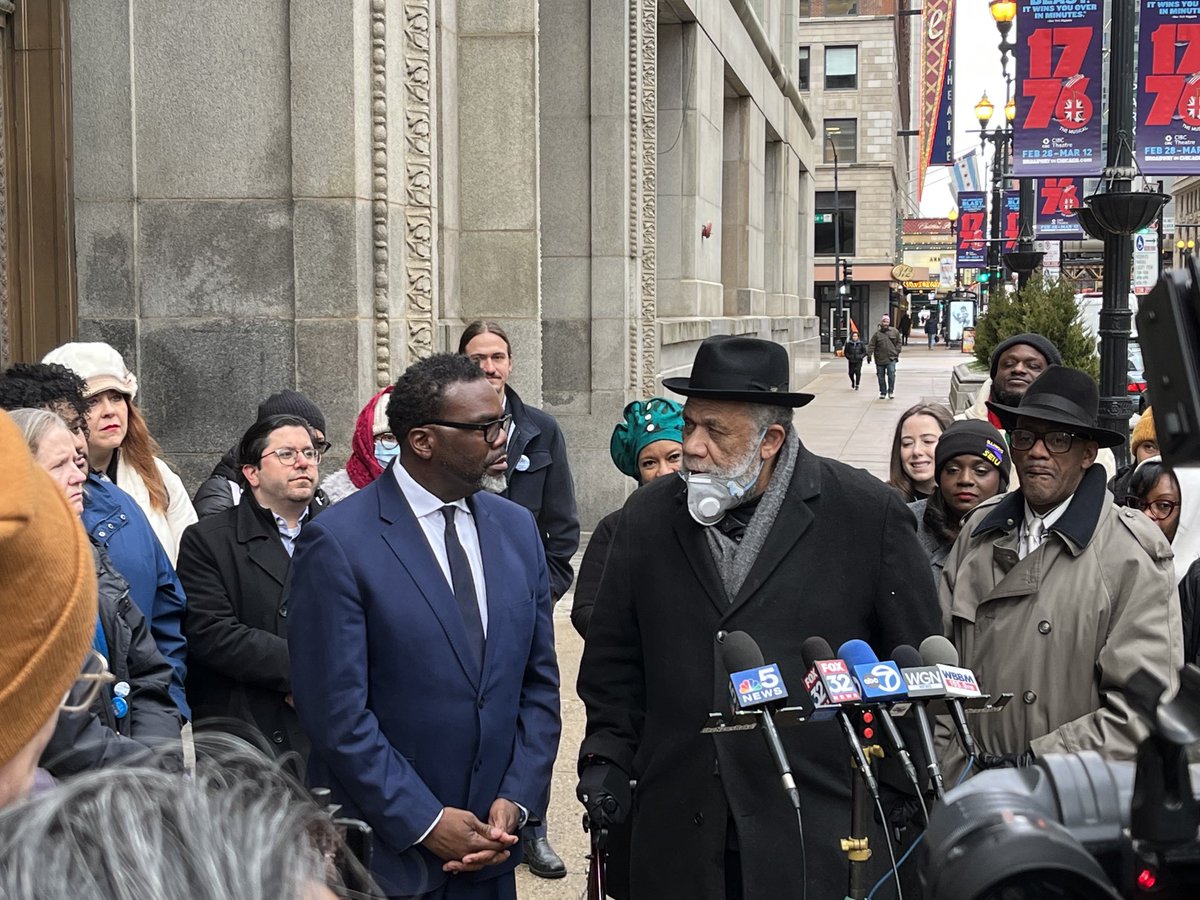 ⁦#FrankChapman of ⁦@CAARPRNow⁩ endorses ⁦@Brandon4Chicago⁩ for #Mayor together with the councilors elect of police districts from across the city. #PoliceAccountability #ECPS #BrandonJohnson
