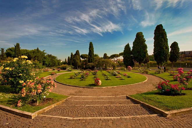 Roma's tweet image. 🌹 Il #Roseto comunale riapre al pubblico, come da tradizione, il #21aprile per il #NataleDiRoma. Un’occasione per scoprire una straordinaria collezione botanica composta da varietà di rose provenienti da tutto il mondo. L'ingresso è libero.
Leggi 👉bit.ly/21aprile-riape…