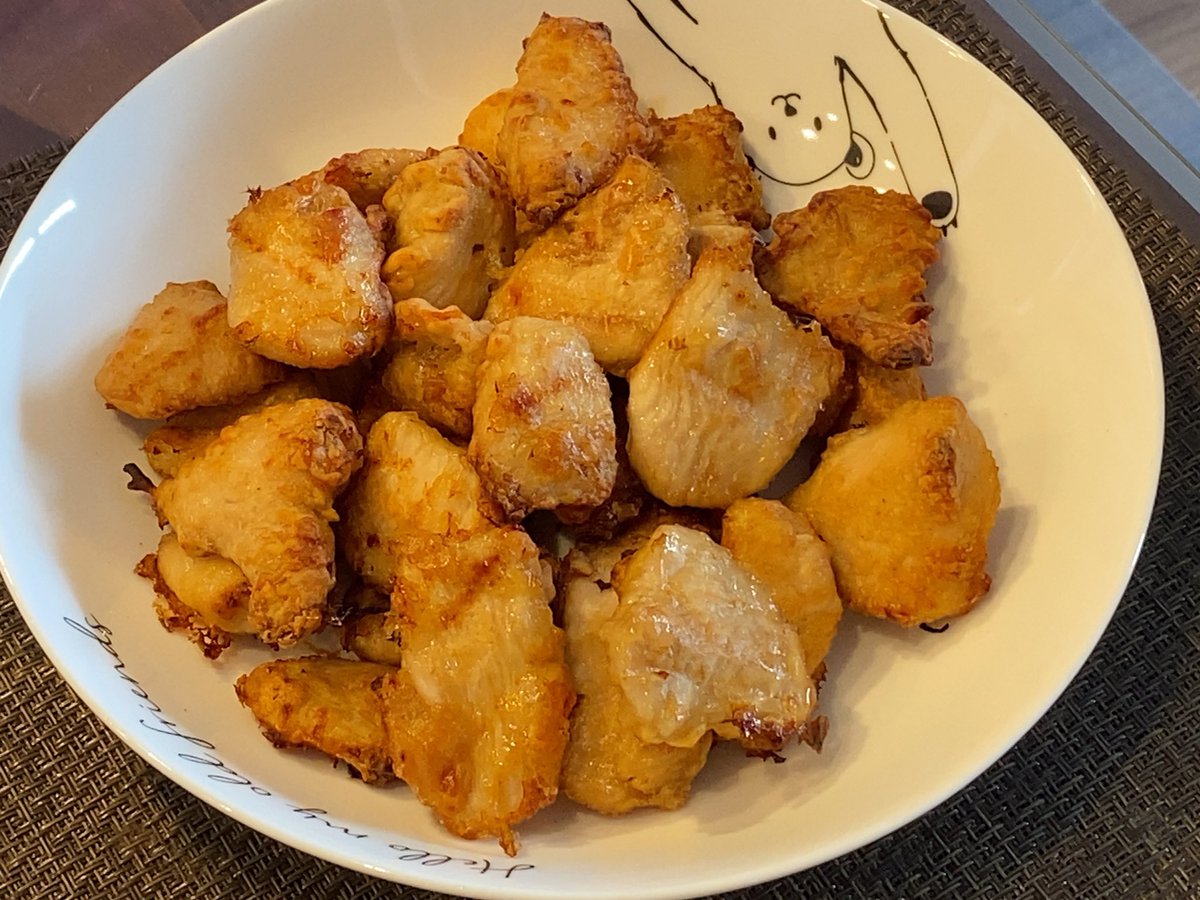DIET_REC_'s tweet photo. 休みの日は朝起きないことがほぼデフォルトになってきてしまった。
トレーニング��欠かさずしていることだけでも良しとするか。

今日の夜はノンフライで鶏胸肉の唐揚げやってみた。
一応、胸肉の唐揚げと思えば及第点
#ダイエット
#ダイエット記録 
#おうちごはん https://t.co/CRcquh445y