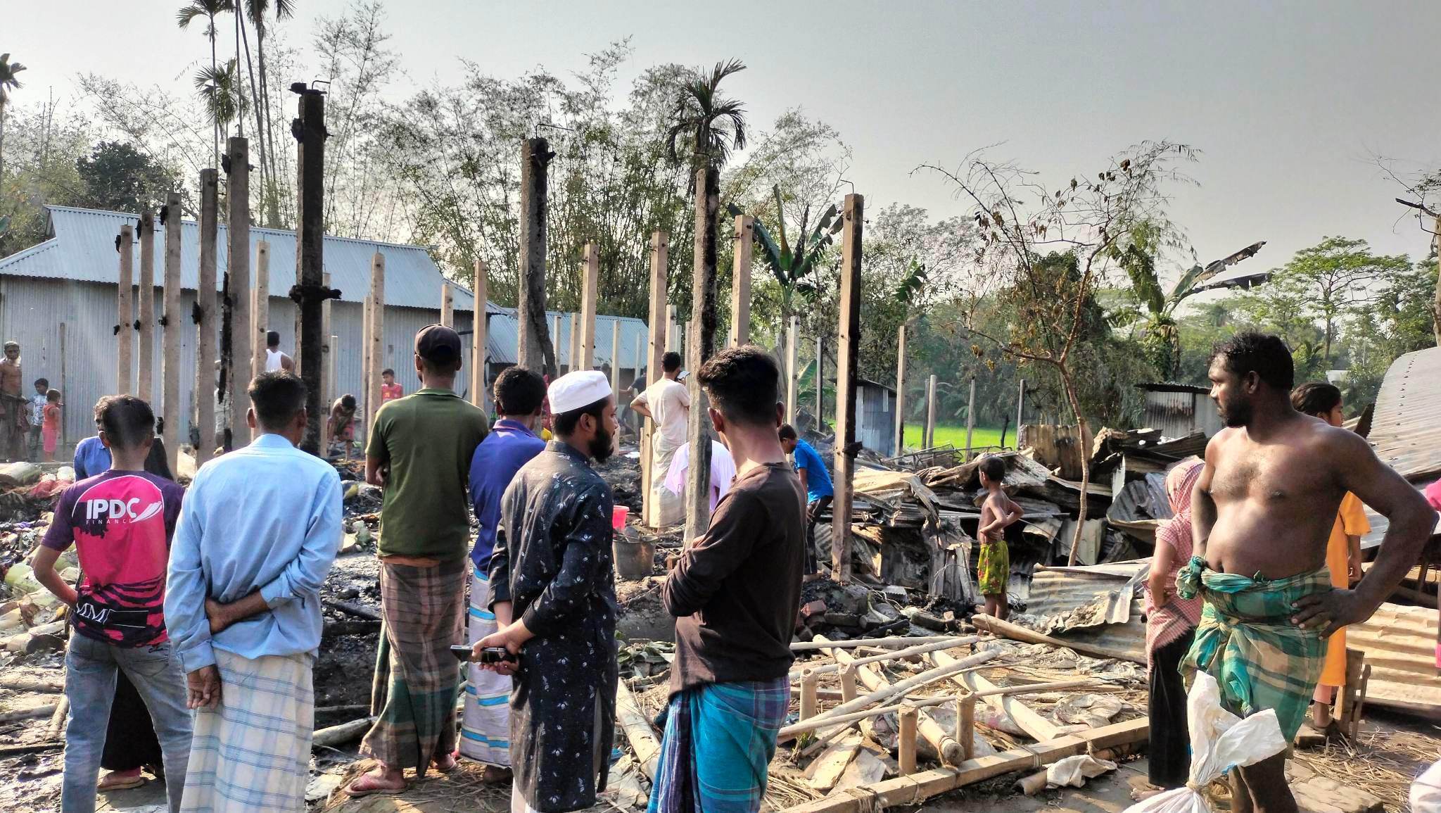 হোসেনপুরে আগুনে ৮ বসতঘর ভস্মিভূত