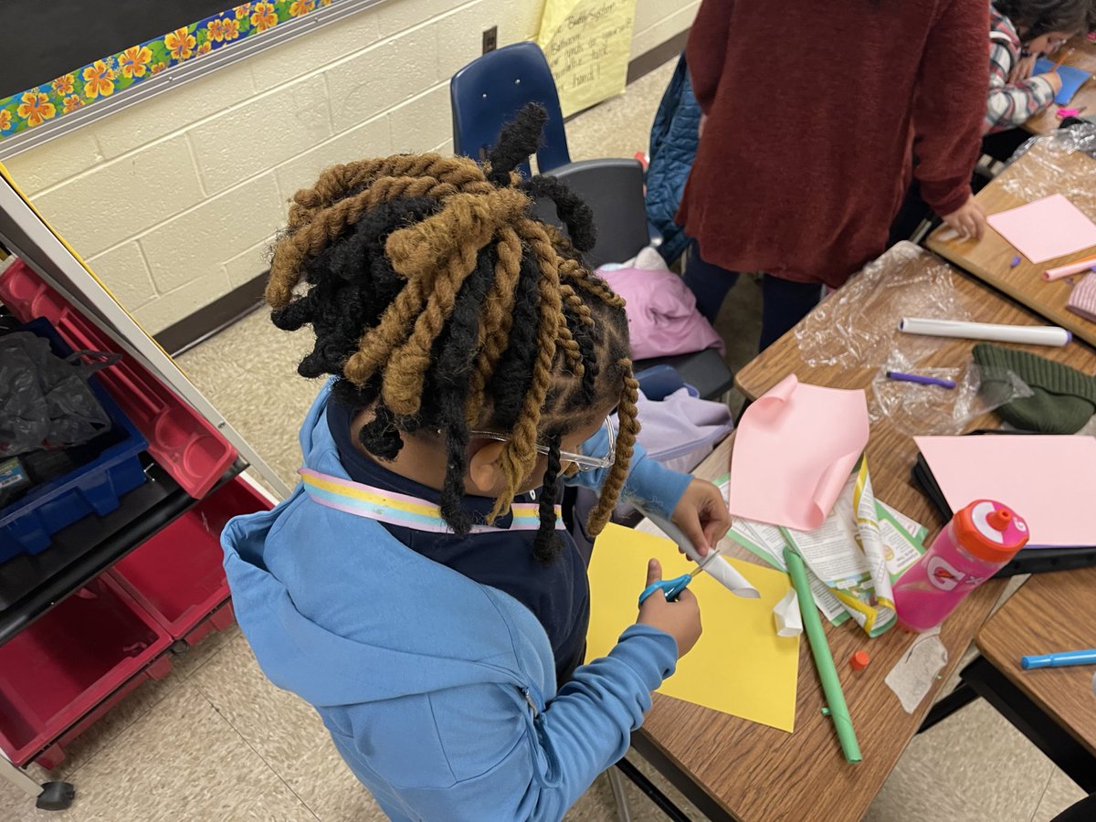 GNSES_PGCPS's tweet image. Science teacher Ms. McHose challenges her 4th graders to build a kite out of anything they can find in the classroom.  #mindsatwork   @pgcps @PgcpsScience @ProudIDShields6 @bkbornjabredap