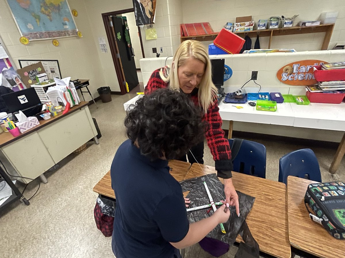GNSES_PGCPS's tweet image. Science teacher Ms. McHose challenges her 4th graders to build a kite out of anything they can find in the classroom.  #mindsatwork   @pgcps @PgcpsScience @ProudIDShields6 @bkbornjabredap