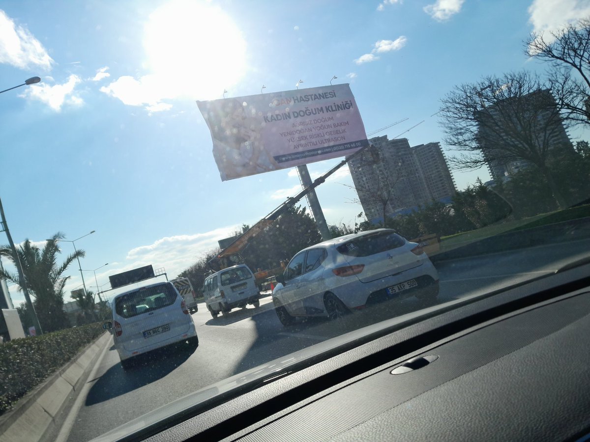 CemTugmen's tweet photo. @tuncsoyer @IzmirValiligi @izmirgundemcom @izmir 13 Mart Pazartesi akşam üzeri, saat 16:00 da Altınyol'un en yoğun olduğu saatte, Medicana Hastanesinin karşısında, reklam tabelası değişimi için, trafik şeritinin bir tanesini kapatarak trafiği felç etmeye kimsenin hakkı yok. https://t.co/dXWmO32NyN