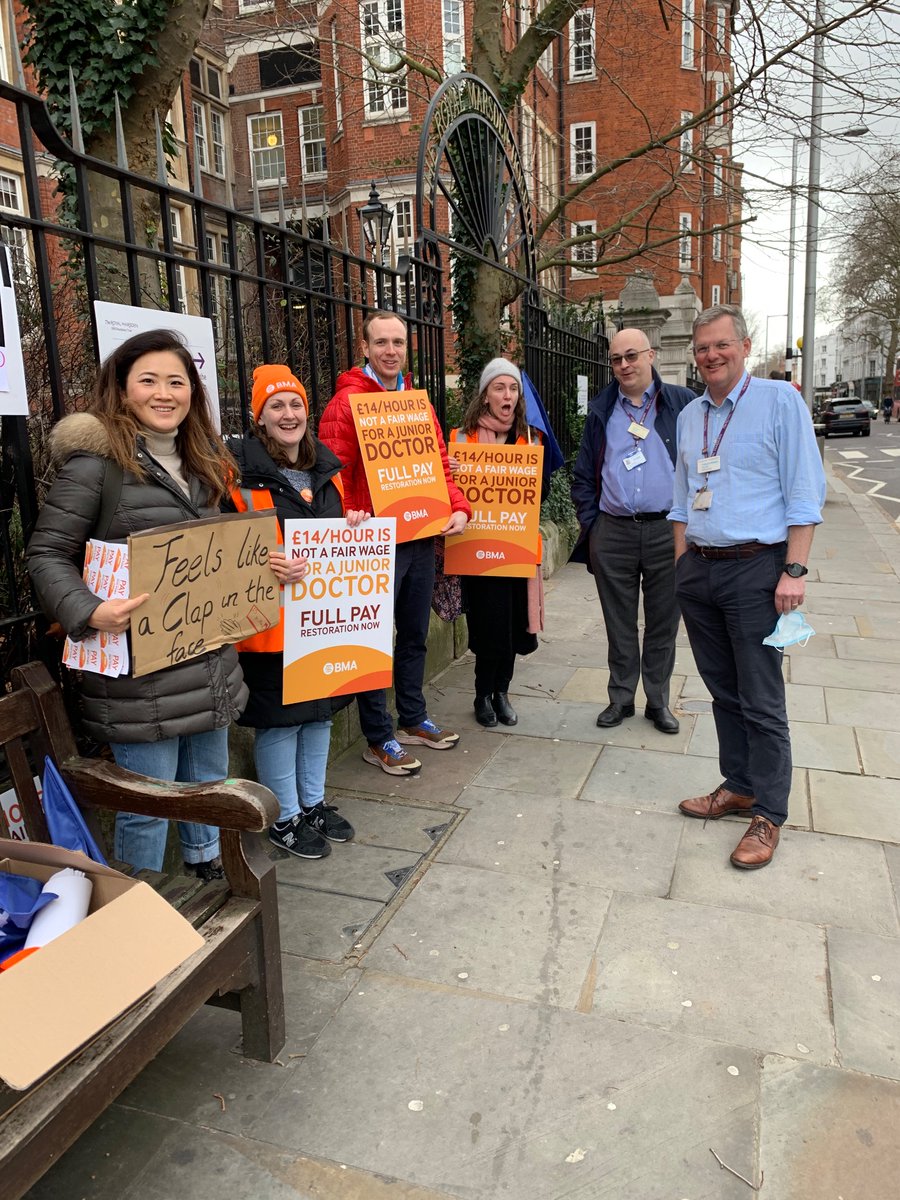 FaragSheima's tweet photo. The picket line today at the Royal Marsden Hospital Fulham
Road 💪🏼💪🏼
#JuniorDoctorsStrike https://t.co/xCQNfmwSrH