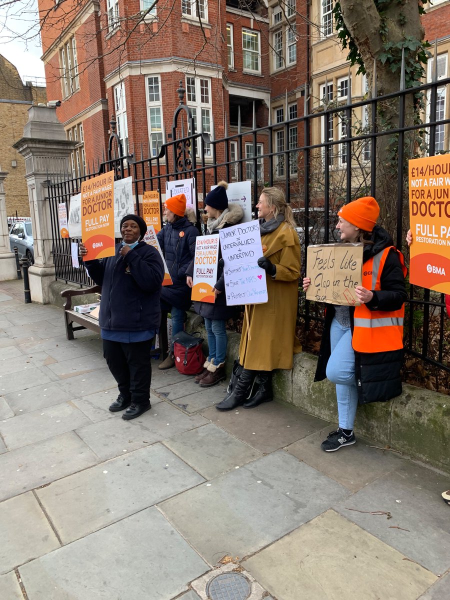 FaragSheima's tweet photo. The picket line today at the Royal Marsden Hospital Fulham
Road 💪🏼💪🏼
#JuniorDoctorsStrike https://t.co/xCQNfmwSrH