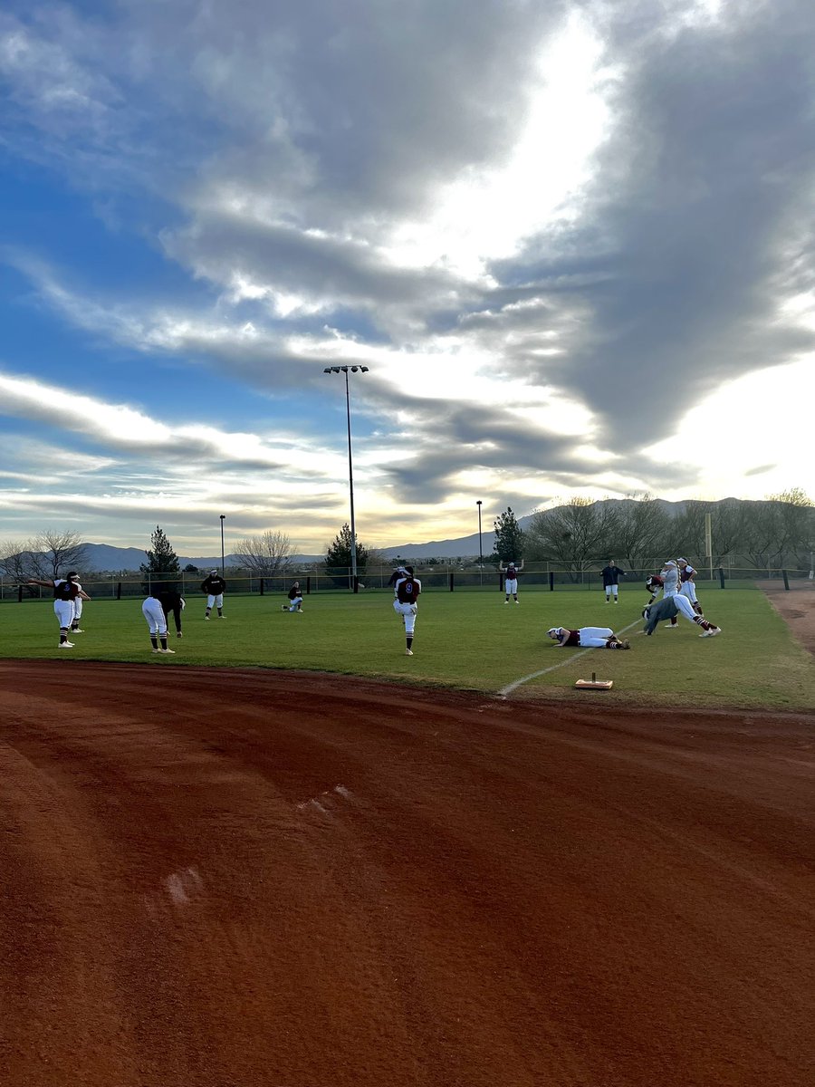 VCSUsoftball's tweet photo. Another beautiful morning of softball here in Tucson ☀️🥎 #weallrow https://t.co/Ytg55mZDCr