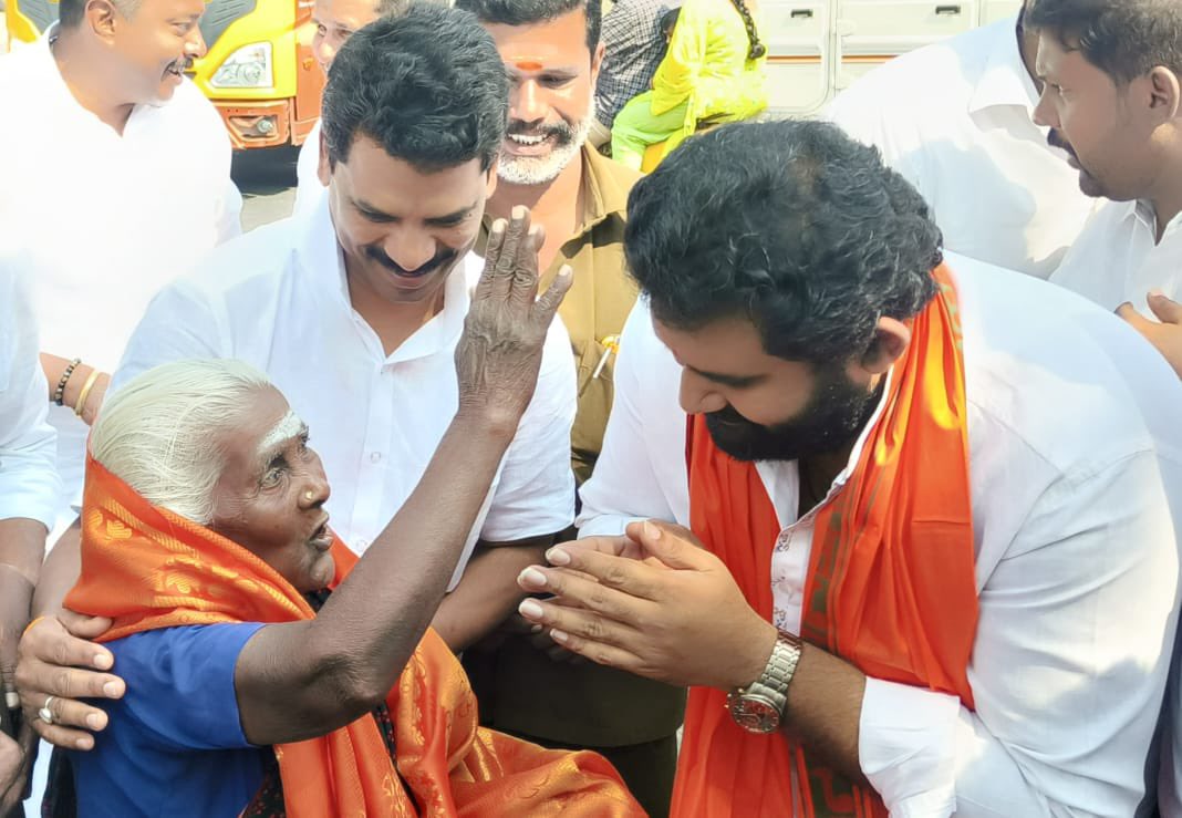 amarprasadreddy's tweet photo. பெரியவர்களின் ஆசீர்வாதம்  இருக்கும் வரை என் பயணத்தை யாராலும் தடுக்க முடியாது🙏 https://t.co/zCf7z1ZLuE