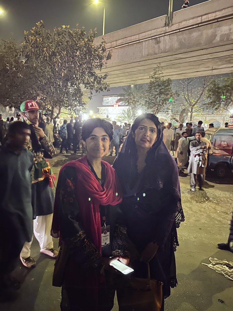 ZahraaKazmi's tweet image. Opposite to #DataDarbar with this wonderful lady @aliya_hamza ! ❤

#ImranKhanRally
