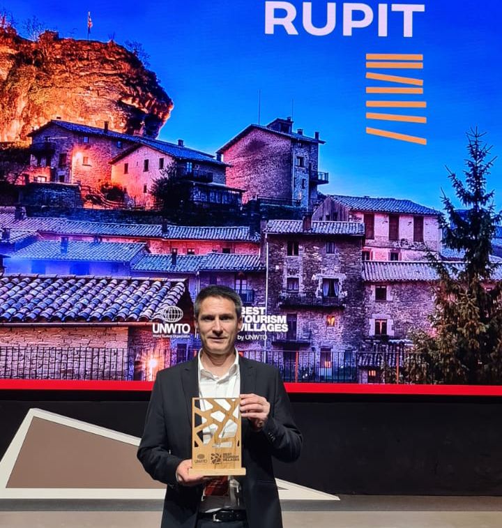 OsonaTurisme's tweet image. Aquest cap de setmana #Rupit ha recollit el guardó #BestTourismVillages de la @UNWTO a l'Aràbia Saudita

El guardó premia iniciatives innovadores rurals que aposten pel #TurismeSostenible que reverteix positivament en residents, empreses i entitats

@BTV_UNWTO @rupitipruit