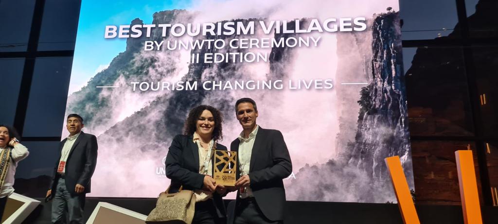 OsonaTurisme's tweet image. Aquest cap de setmana #Rupit ha recollit el guardó #BestTourismVillages de la @UNWTO a l'Aràbia Saudita

El guardó premia iniciatives innovadores rurals que aposten pel #TurismeSostenible que reverteix positivament en residents, empreses i entitats

@BTV_UNWTO @rupitipruit