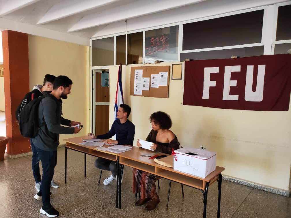 UCLVCU's tweet photo. 🚨Este lunes iniciaron las elecciones a nivel de facultad de la @FEU_UCLV, con la garantía de todo el material electoral necesario para el desarrollo de estos comicios.
📌Los candidatos propuestos, serán elegidos mediante el voto directo y secreto de los estudiantes. 🙋 https://t.co/T09LIfxSxc