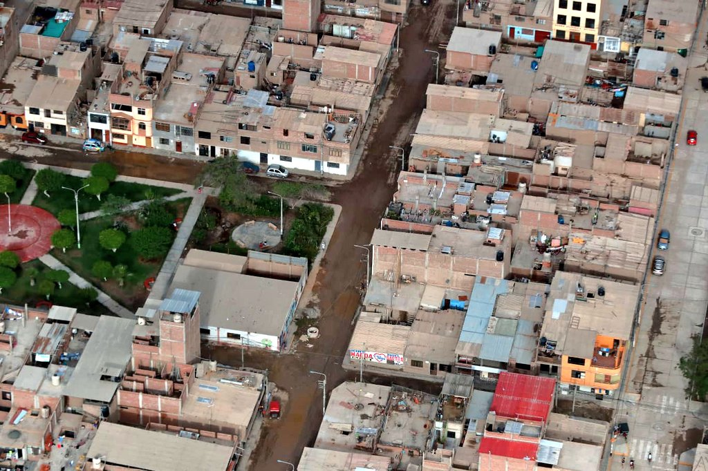 FloodList's tweet photo. #Peru – 8 Dead, 1 Missing After #Floods in 7 Departments 

#Lambayeque #Piura #Inundaciones 

Around 60 people have now died and more than 12,000 people have been displaced by rain-related events since September 2022.

https://t.co/YhelR4tddp via @Flood_List https://t.co/dGMjxKlMbR