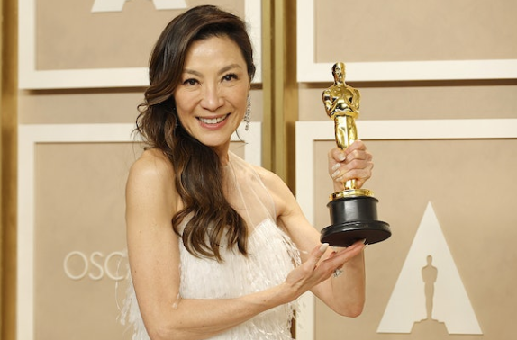 ElementsCC3's tweet photo. Michelle Yeoh wins best actress Oscar for 'Everything Everywhere All at Once'.
#杨紫琼 #第95届奥斯卡颁奖典礼 #MichelleYeoh #小金人 #奥斯卡2023 #Oscar2023 #楊紫瓊 #OscarsOnAstro #Oscars #EverythingEverywhereAllAtOnce #ENTERTAINMENT #奇異女俠玩救宇宙 #媽的多重宇宙  #oscar #Oscar https://t.co/YNs7ngHK0J