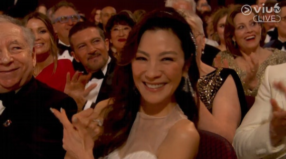 ElementsCC3's tweet photo. Michelle Yeoh wins best actress Oscar for 'Everything Everywhere All at Once'.
#杨紫琼 #第95届奥斯卡颁奖典礼 #MichelleYeoh #小金人 #奥斯卡2023 #Oscar2023 #楊紫瓊 #OscarsOnAstro #Oscars #EverythingEverywhereAllAtOnce #ENTERTAINMENT #奇異女俠玩救宇宙 #媽的多重宇宙  #oscar #Oscar https://t.co/YNs7ngHK0J