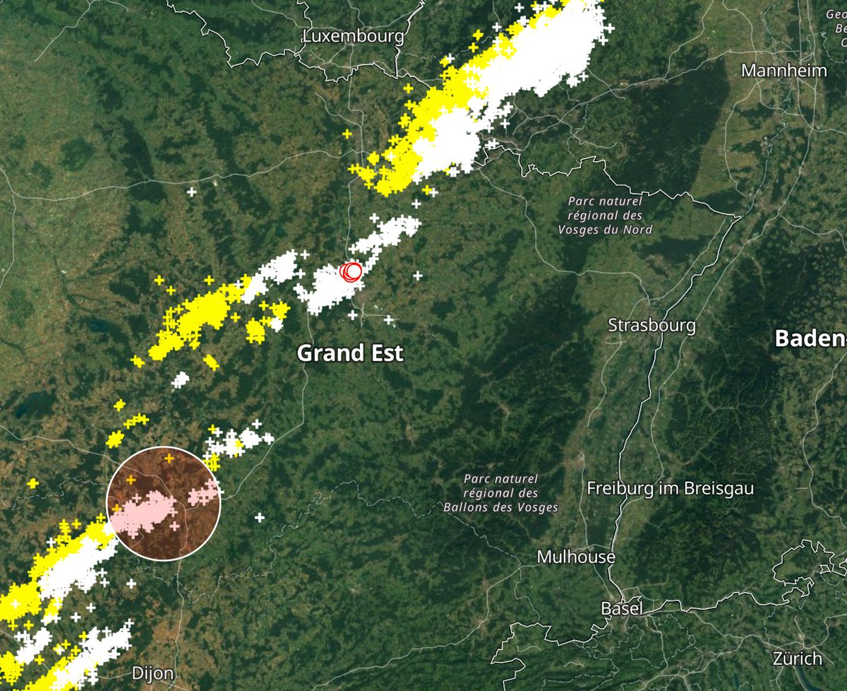 Les #orages se développent de la Bourgogne à la Lorraine, ils se dirigent, comme prévu, vers l'Alsace où le risque orageux menacera surtout à partir de 17h-18h. En attendant, il fait 23.5°C à Colmar-Meyenheim et 22.7°C à Strasbourg-Entzheim ! #VigilanceOrange