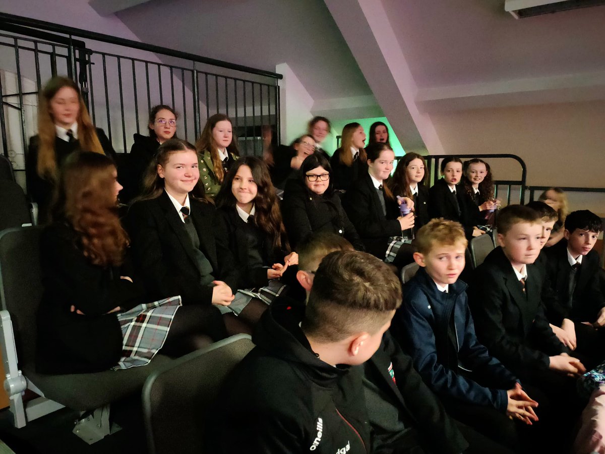 GCD_DunGeimhin's tweet photo. D'fhreastail bliain a 8 ar sheó na Deartháireacha Fanzini inniu mar chuid den cheiliúradh do Sheachtain na Gaeilge. Thaitin an seó go mór le gach duine.
Year 8 attended the Fanzini Brothers show in #AnCarn today as part of the Seachtain na Gaeilge celebrations. Great fun! https://t.co/JlYcp64yiK