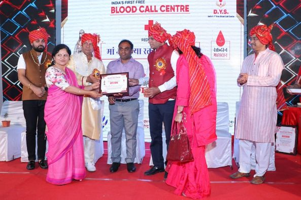 vswsindore's tweet image. On the occasion of International Women's Day Mrs Madhuri Moyde recieved appreciation for her work from Indore Collector Dr. Ilayaraja T.
#LetsDoGood #VSWSindore