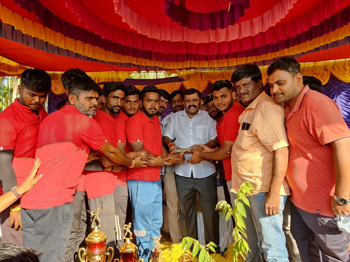 dc_gowrishankar's tweet photo. ನನ್ನ ಮತ ಕ್ಷೇತ್ರದ ಹೆಬ್ಬೂರಿನಲ್ಲಿ ಹಾಗೂ ನೆಲಹಾಲ್ ಗ್ರಾಮದಲ್ಲಿ ಯುವಕ ಮಿತ್ರರುಗಳು ಆಯೋಜಿಸಲಾಗಿದ್ದ ಕ್ರಿಕೆಟ್ ಟೂರ್ನಮೆಂಟ್ ಕಾರ್ಯಕ್ರಮದಲ್ಲಿ ಪಾಲ್ಗೊಂಡು, ಕ್ರೀಡಾಪಟುಗಳಿಗೆ ಶುಭಾಶಯ ತಿಳಿಸಿ, ವಿಜೇತರಾದ ತಂಡಗಳಿಗೆ ವೈಯಕ್ತಿಕವಾಗಿ ಬಹುಮಾನ ವಿತರಿಸಿ, ಕ್ರೀಡಾಪಟುಗಳನ್ನು ಪ್ರೋತ್ಸಾಹಿಸಿದೆನು. https://t.co/wATngc2noY