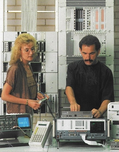dbundespost's tweet photo. Hier in unserem Fernmeldetechnischen Ausbildungszentrum im hessischen Heusenstamm werden unsere Mitarbeiter der TELEKOM an die Digitale Technik herangeführt. https://t.co/KjDg83gVTq