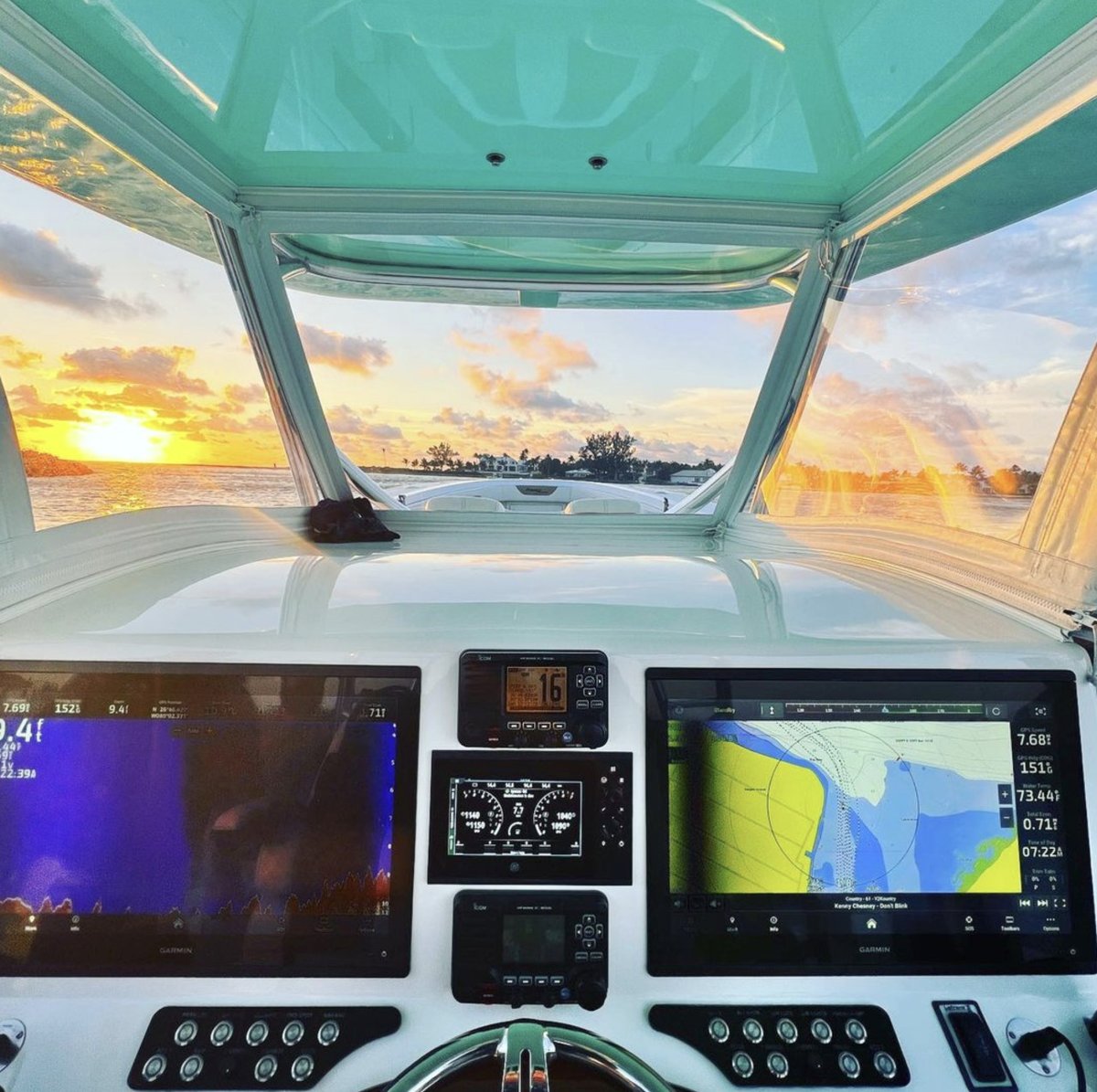 IcomAmericaInc's tweet photo. A big shout-out to Front Runner Boats for this amazing setup, and having the best radio on your boat is the only way to communicate. Bring It On! #IcomEverywhere #beafrontrunner #centerconsole #boats #sportfishing https://t.co/QAWnpyQUqt