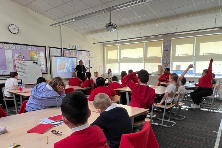 Campus Officer PC Tanya was very busy last week delivering hate crime inputs to Primary 5, 6 and 7 at @CleevesPS 

Well done to everyone who took part and asked questions!

#GGCampusCops
#GGPartnerships
