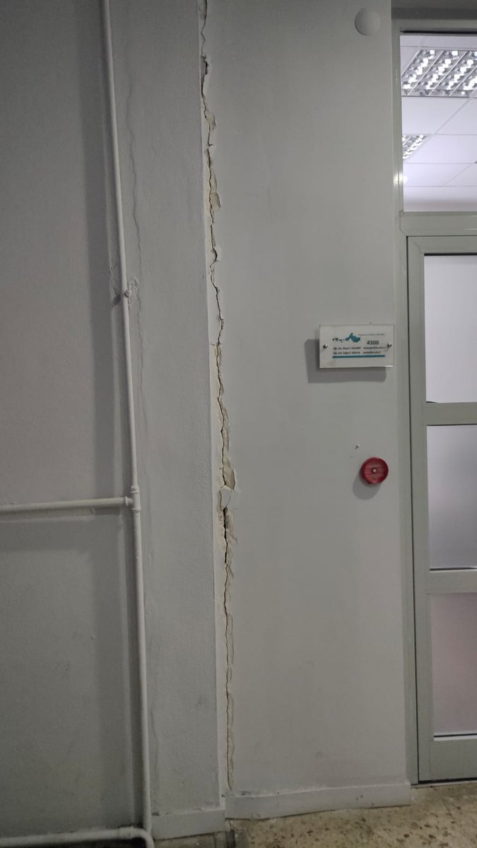 busraasannn's tweet photo. İTÜ Elektrik-Elektronik Binası'nın durumu bu, bu binada dersliklerimiz, laboratuvarlarımız bulunuyor, burada çalışmak zorundayız. Kendimizi güvende hissetmiyoruz. Hocam @ProfDrKoyuncu @itu1773 rica ediyorum, lütfen EEB'nin deprem testlerinin yapılma süreci hızlandırılabilir mi? https://t.co/EOVekvADpC