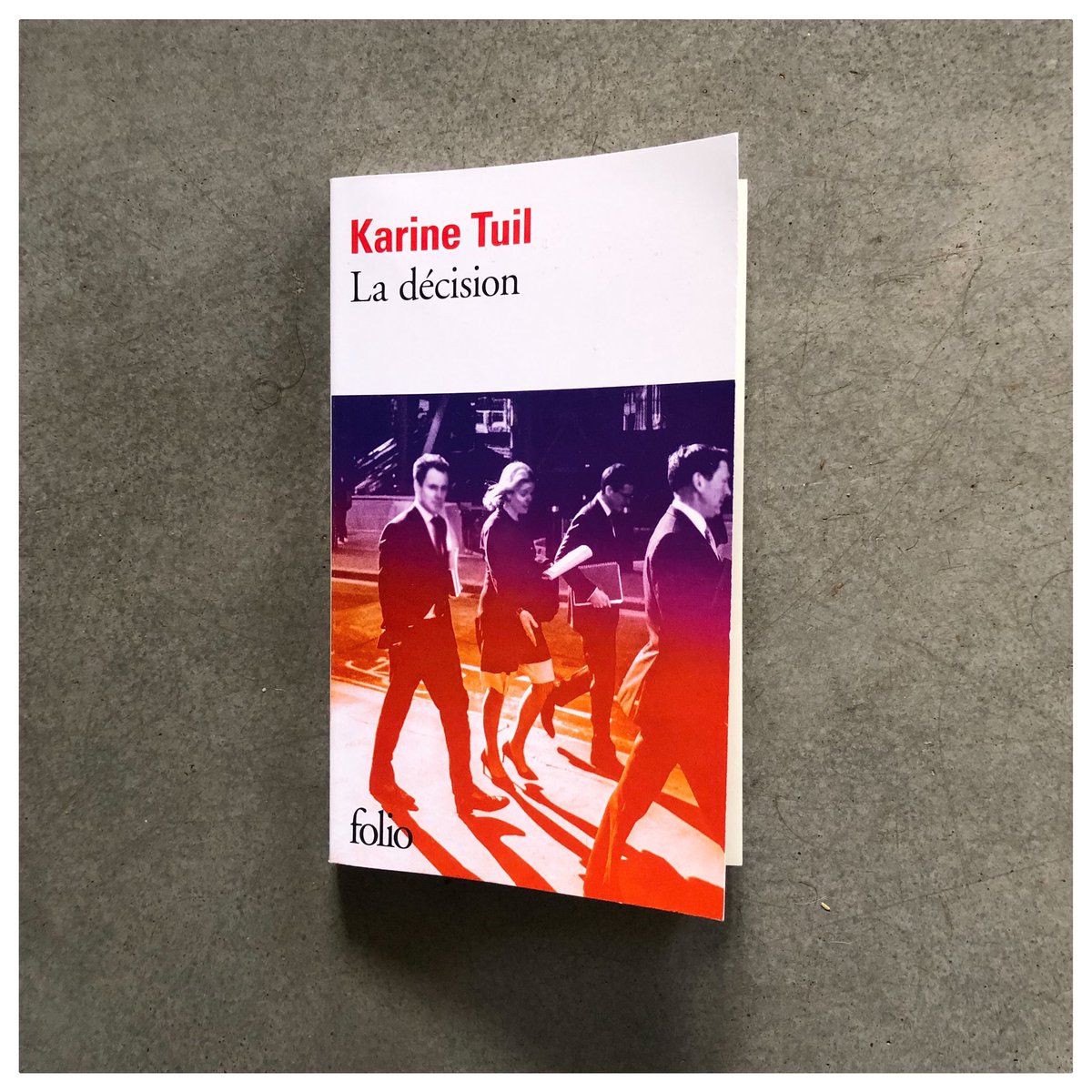adelefugere's tweet photo. C’est à mon sens un très grand livre. Sur les conséquences d’une décision. Et sur qui on a vraiment en face de soi. L’écriture de #KarineTuil est certainement l’une de celles que je préfère. Elle m’embarque dans des sphères très loin de moi. Et j’en redemande. #ladecision #alire https://t.co/eAhD8duQKD