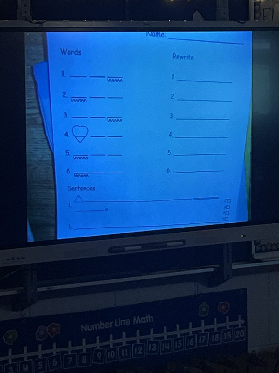 MrsStrangeEagle's tweet photo. Teacher, “What does the squiggly line represent?”
Student, “That’s where a DIAGRAPH goes.”
Me, “🤯” (because I’m walking through a KINDERGARTEN classroom) 
#Readers https://t.co/9uRlAflTUJ