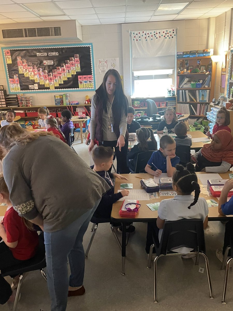 Teacher, “What does the squiggly line represent?”
Student, “That’s where a DIAGRAPH goes.”
Me, “🤯” (because I’m walking through a KINDERGARTEN classroom) 
#Readers