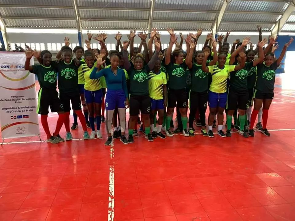 CkensonFC's tweet photo. Con motivo del Día Internacional de la Mujer, en el dia de ayer (Domingo 12 de marzo) estuvimos  celebrando un partido amistoso de fútbol sala femenino entre Jimani y Fond Parisien.
Nos gusta el Deporte, nos gusta la Convivencia-Annvivansanm!!!
#kensonfc 
#LosSolidariosFC https://t.co/UWqMniSROj