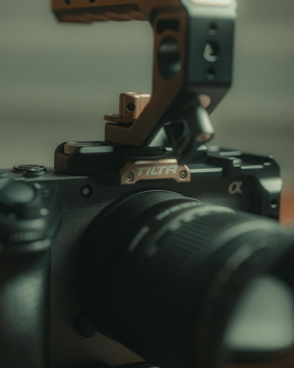 AMT_DUBAI's tweet photo. Lightweight. Compact. Portable.
Build up your Sony FX3 / FX30 Camera Rig with Tilta TA-T13
π· by @roldangibuena
#Tilta #Tiltamax #TiltaRig #TiltaCage #SonyFX3 #FX3 #SonyFX30 #FX30 #CameraRig #CameraSetup #VideoProduction #VideoEquipment #AMTDubai #AdvancedMediaDubai https://t.co/yHysPYhhd8