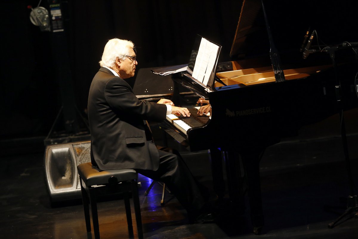 PACmunicipio's tweet photo. 🎹🎶 GALA EN CONMEMORACIÓN DEL MES DE LA MUJER

En un espectáculo emocionante, el connotado pianista nacional, Roberto Bravo, la cantante soprano, Andrea Cárdenas y la violinista, Montserrat Prieto, deleitaron a las vecinas y vecinos de #PedroAguirreCerda. ✊🏼💜 https://t.co/q6yt0xF2zG